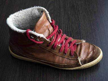 Eski kahverengi eski püskü spor ayakkabı