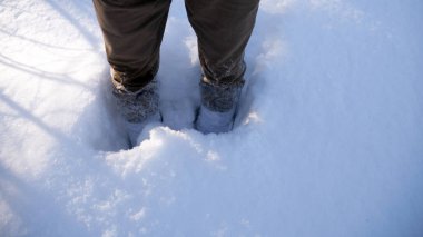 Diz kar. Ayakları karda