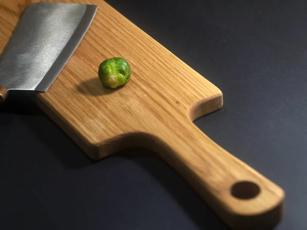 Cutting Brussels Sprouts Cutting Board — Stock Photo, Image