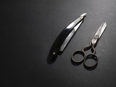 Ahşap arka plan tıraş ve Kuaför Ekipmanları