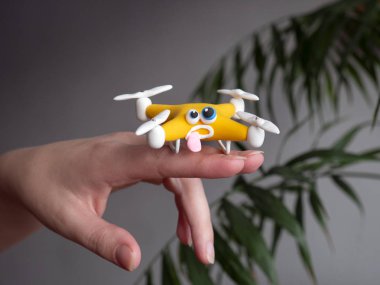 Dron quadrocopter kapatın. Parsel ile robot. Bir kutu. Ellerinde