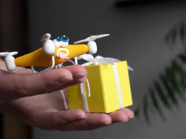 Dron quadrocopter kapatın. Parsel ile robot. Bir kutu. Ellerinde