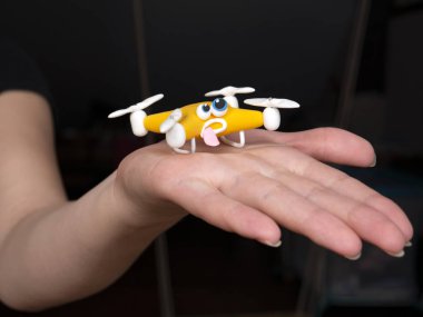 Dron quadrocopter kapatın. Parsel ile robot. Bir kutu. Ellerinde
