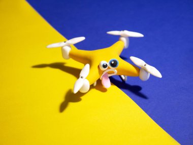 Dron quadrocopter kapatın. Parsel ile robot. Bir kutu. Ellerinde