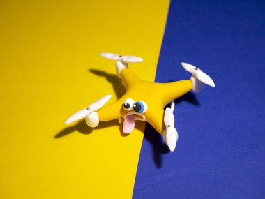 Dron quadrocopter kapatın. Parsel ile robot. Bir kutu. Ellerinde