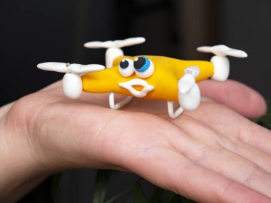 Dron quadrocopter kapatın. Parsel ile robot. Bir kutu. Ellerinde