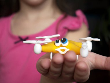 Dron quadrocopter kapatın. Parsel ile robot. Bir kutu. Ellerinde