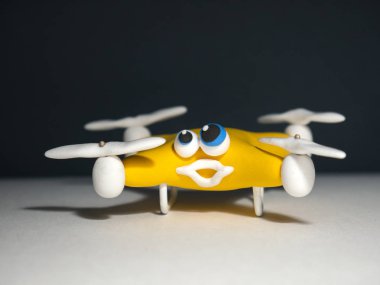 Dron quadrocopter kapatın. Parsel ile robot. Bir kutu. Ellerinde