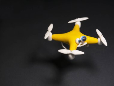 Dron quadrocopter kapatın. Parsel ile robot. Bir kutu. Ellerinde