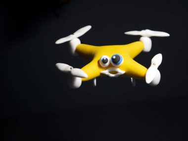 Dron quadrocopter kapatın. Parsel ile robot. Bir kutu. Ellerinde