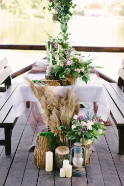 Romantik bir akşam yemeği için masa hazırlıyorum. Masadaki vazoda güzel çiçekler