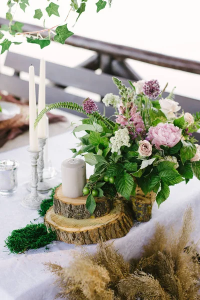 Asztalterítés egy romantikus vacsorára. Gyönyörű virágok egy vázában az asztalon. — Stock Fotó