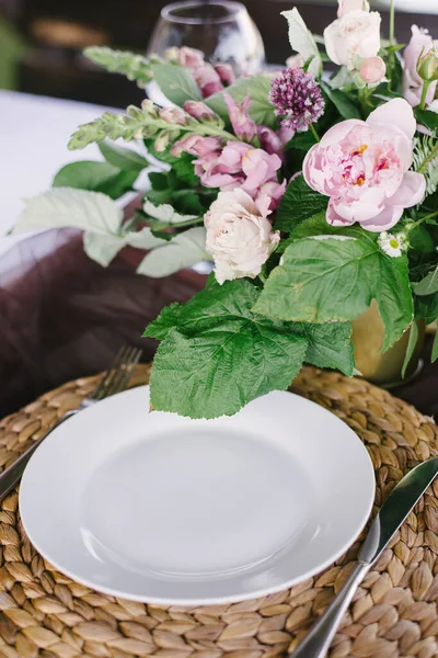 ロマンチックなディナーのテーブルセッティング。テーブルの上の花瓶の美しい花 — ストック写真