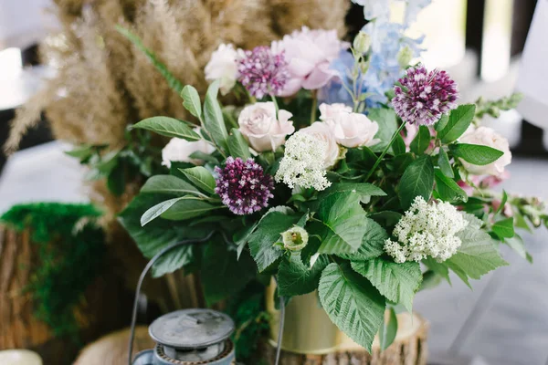 Flores, decoración nupcial primer plano.Decoración hecha de peonías, rosas y plantas decorativas — Foto de Stock