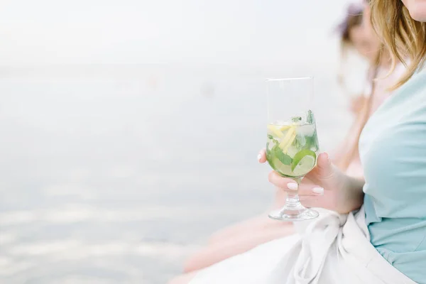 Mädchen Tauchen Füße Ins Wasser Und Machen Spritzer Küste Glück — Stockfoto