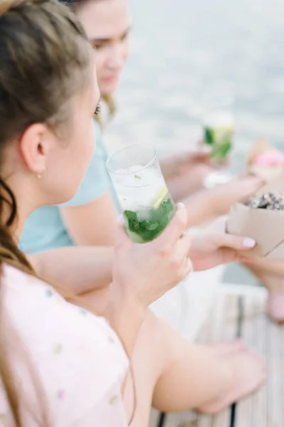 Mädchen mit frischer Limonade im Glas. Gesunder veganer Lebensstil. Zitronen, Orangen mit Minze im Glas. — Stockfoto