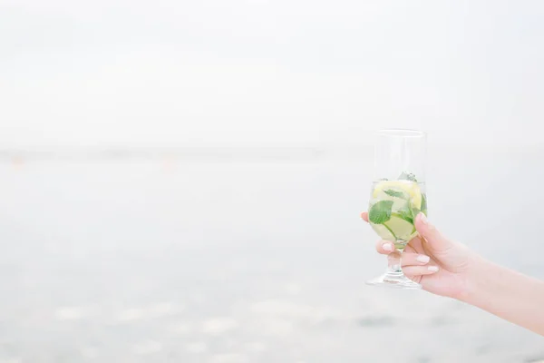 Die Hand Eines Jungen Mädchens Reicht Einen Cocktail Sommerfruchtgetränk Glas — Stockfoto