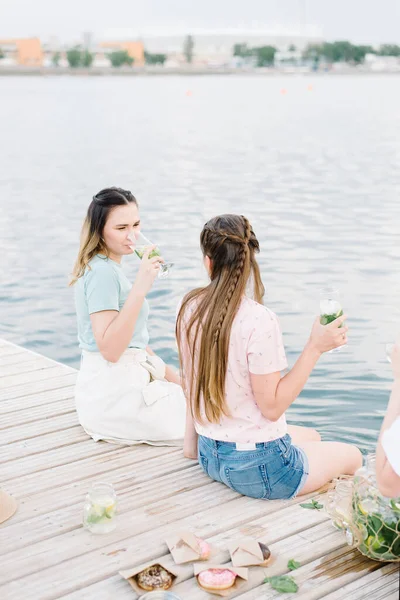 Όμορφα Κορίτσια Που Κάθονται Μια Ξύλινη Προβλήτα Κοντά Στη Λίμνη — Φωτογραφία Αρχείου