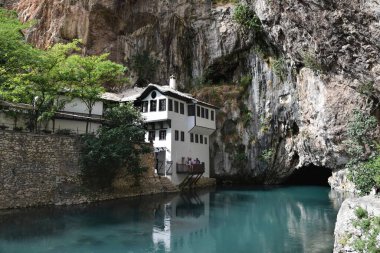 Blagaj / Bosna-Hersek - 06 Haziran 2020: Derviş tekke büyük uçurum. Hersek 'te din turistik mekanları. 