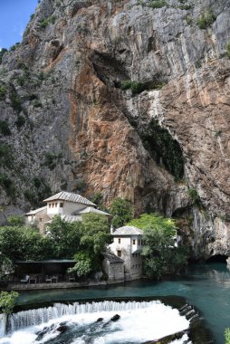Blagaj / Bosna-Hersek - 06 Haziran 2020: Derviş tekke büyük uçurum. Hersek 'te din turistik mekanları. 