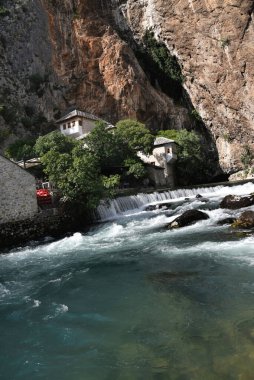 Blagaj / Bosna-Hersek - 06 Haziran 2020: Derviş tekke büyük uçurum. Hersek 'te din turistik mekanları. 