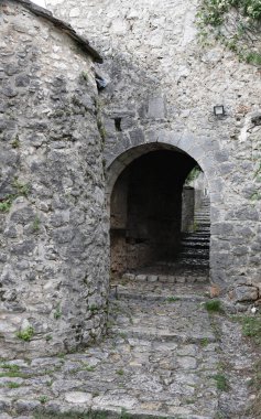 Eski ve harap kalenin üzerine taş duvar tuğlası fotoğrafı.