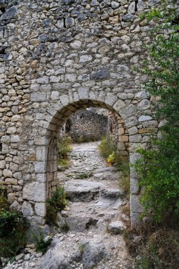 Eski ve harap kalenin üzerine taş duvar tuğlası fotoğrafı.