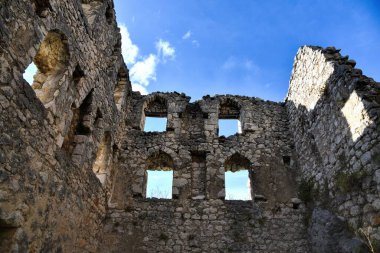 Eski ve harap kalenin üzerine taş duvar tuğlası fotoğrafı.