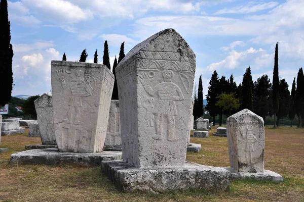 Stolac, Bosna-Hersek - 08 08 2020: Steci Ortaçağ Mezar Taşları Stolac 'ta.