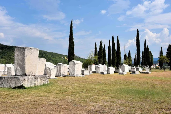 Stolac, Bosna-Hersek - 08 08 2020: Steci Ortaçağ Mezar Taşları Stolac 'ta.