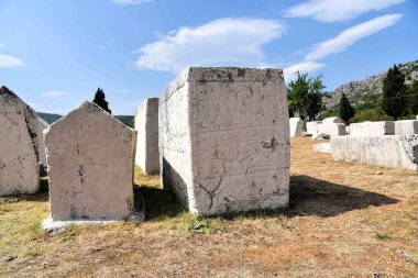 Stolac, Bosna-Hersek - 08 08 2020: Steci Ortaçağ Mezar Taşları Stolac 'ta.