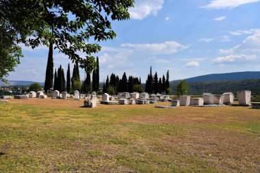 Stolac, Bosna-Hersek - 08 08 2020: Steci Ortaçağ Mezar Taşları Stolac 'ta.