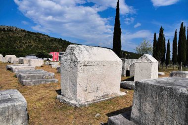 Stolac, Bosna-Hersek - 08 08 2020: Steci Ortaçağ Mezar Taşları Stolac 'ta.