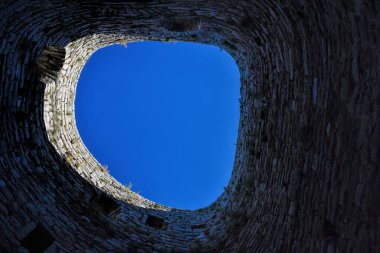 Srebrenik, Bosna-Hersek - 10 04 2020: Srebrenik 'teki en eski Bosna kalesinin fotoğrafları