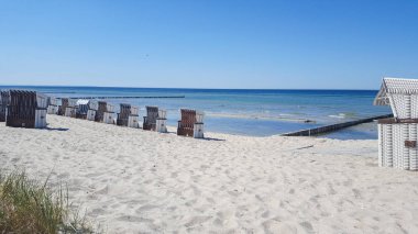 Sezon başında Baltık Denizi plaj sandalye satırı 
