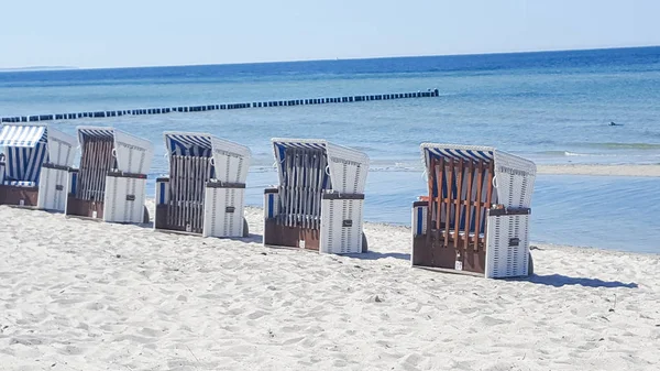 Rij Van Strandstoelen Het Strand Van Oostzee Aan Het Begin — Stockfoto