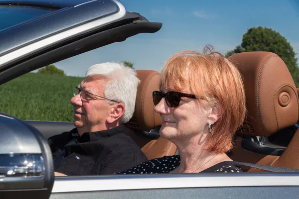 Seniorin Mit Lebensgefährtin Steuer — Stockfoto