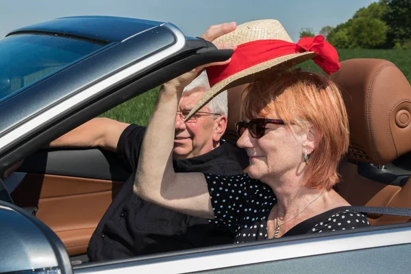 Älteres Paar Fährt Einem Sonnigen Tag Mit Einem Luxus Cabrio — Stockfoto