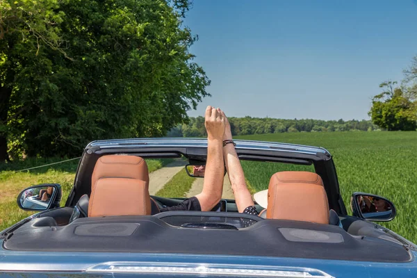 Glückliches Senioren Paar Fährt Modernes Auto Auf Urlaubsreise — Stockfoto