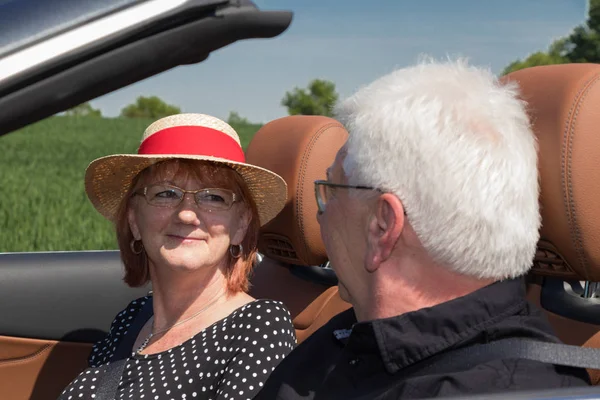 Glückliches Älteres Paar Fährt Mit Einem Luxus Cabrio — Stockfoto