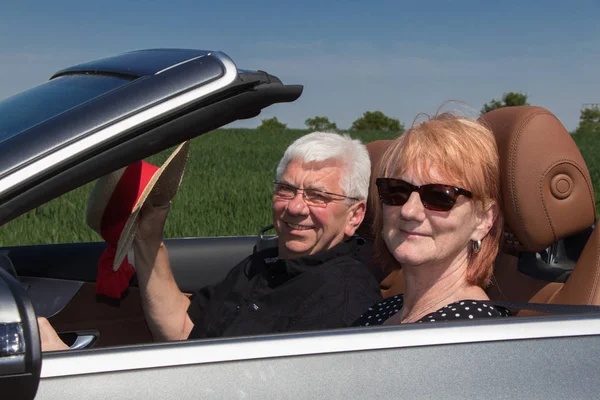 Glückliches Senioren Paar Sportwagen — Stockfoto