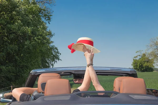 Arabada kıdemli mutlu çift