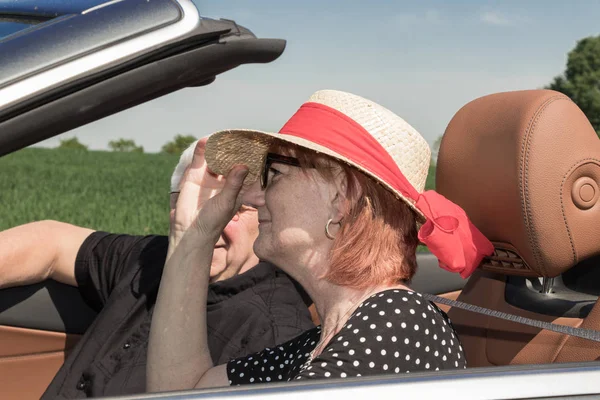 Glückliche Ältere Frau Mit Sonnenhut Und Ihr Partner Luxus Cabrio — Stockfoto