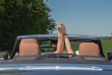 Üst düzey bir lüks Cabrio araba güneşli bir çiftle