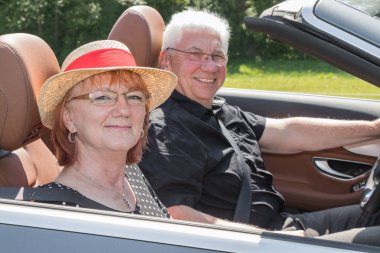 Lüks Cabrio araba ile iki mutlu yaşlı insanlar