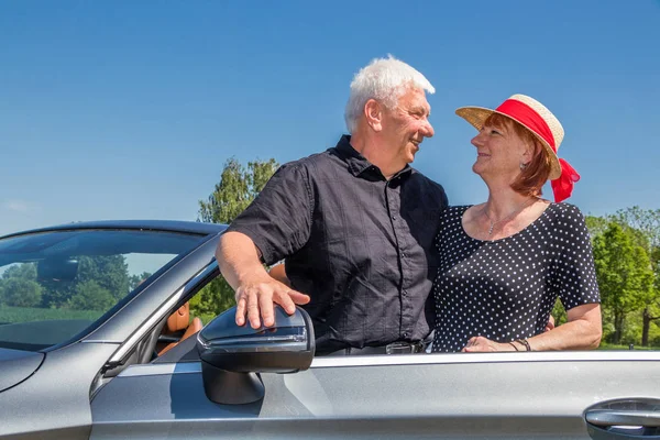 Büyük iki mola bir Cabrio araba içinde