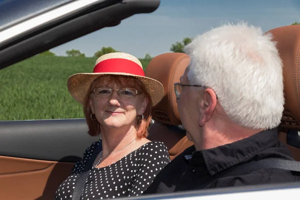 Zwei Glückliche Ältere Menschen Einem Luxus Cabrio Einem Sonnigen Tag — Stockfoto