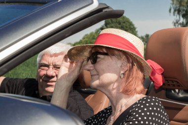 Arabada iki mutlu yaşlı insanlar