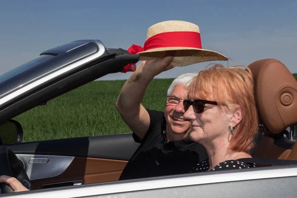 Seniorenpaar Sportwagen — Stockfoto