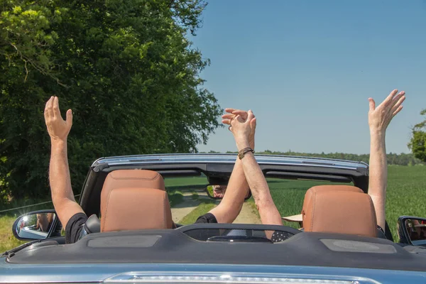 Zwei Ältere Menschen Mit Einem Luxus Cabrio — Stockfoto